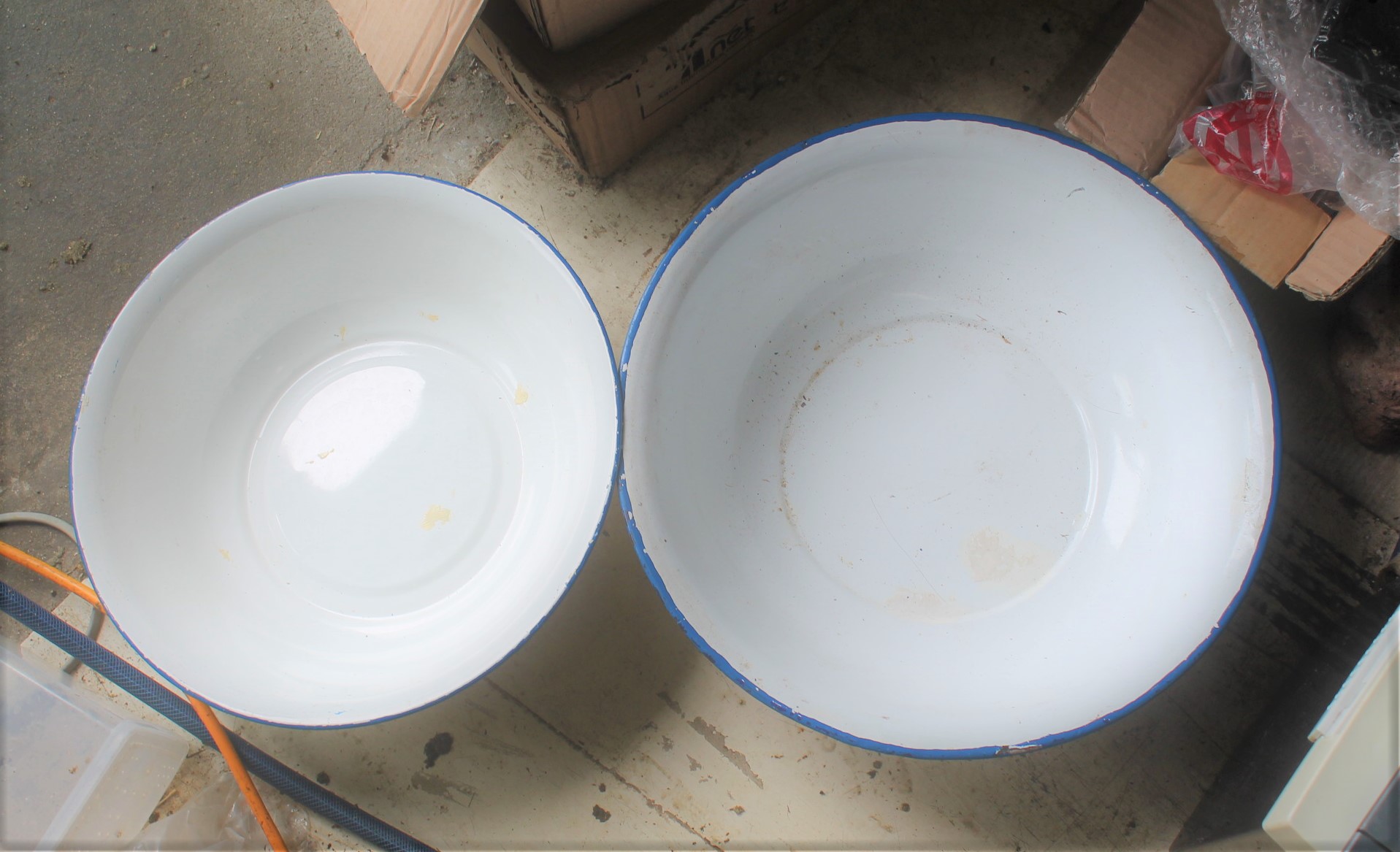 琺瑯（ほうろう）洗面器２個　金魚・めだか・水草等に 直径40ｃｍと直径45ｃｍの２個　 ２個で　１，０００円