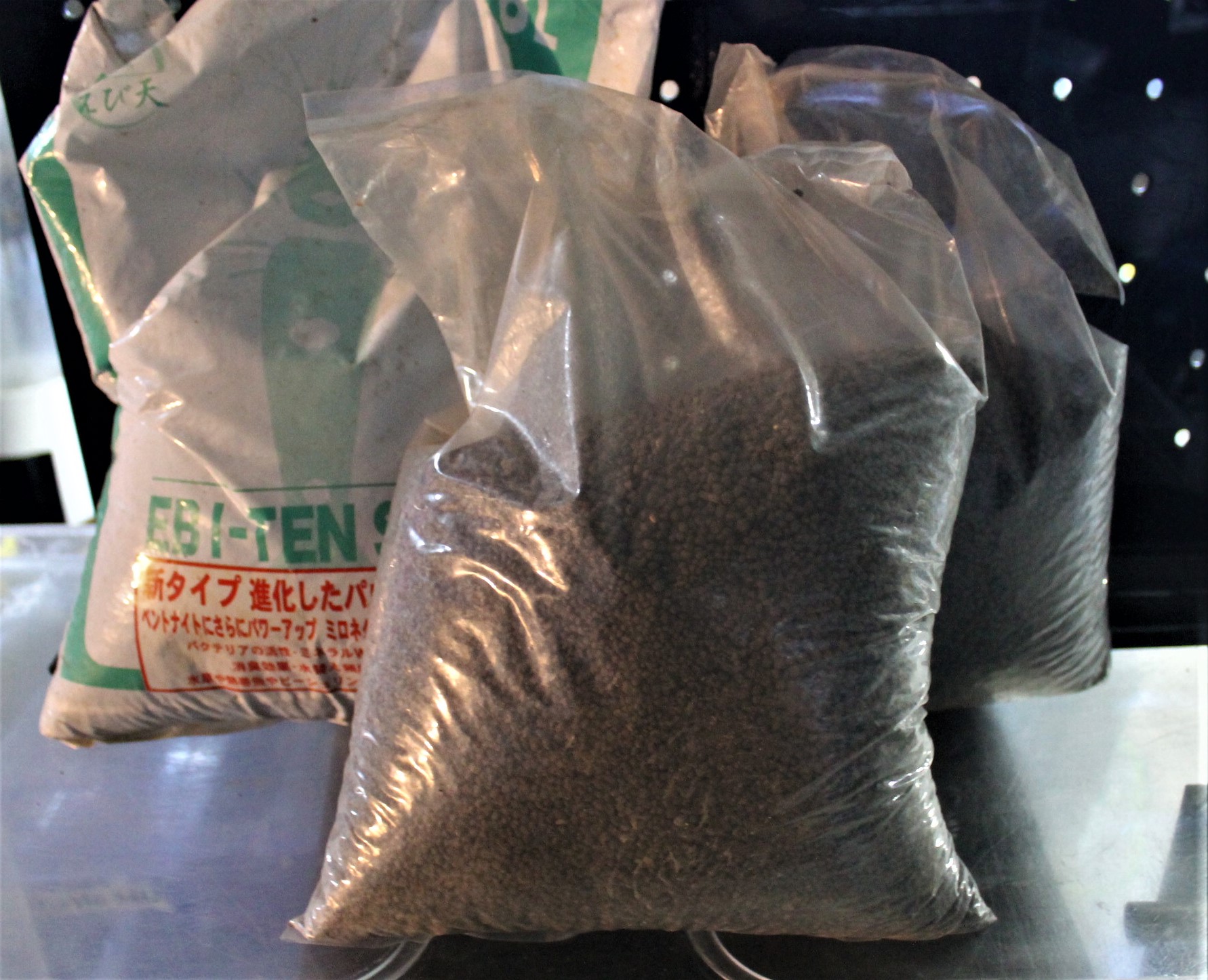 熱帯魚と水草とシュリンプのソイル ５リットル　１袋　１，０００円 ８リットル　１袋　１，５００円